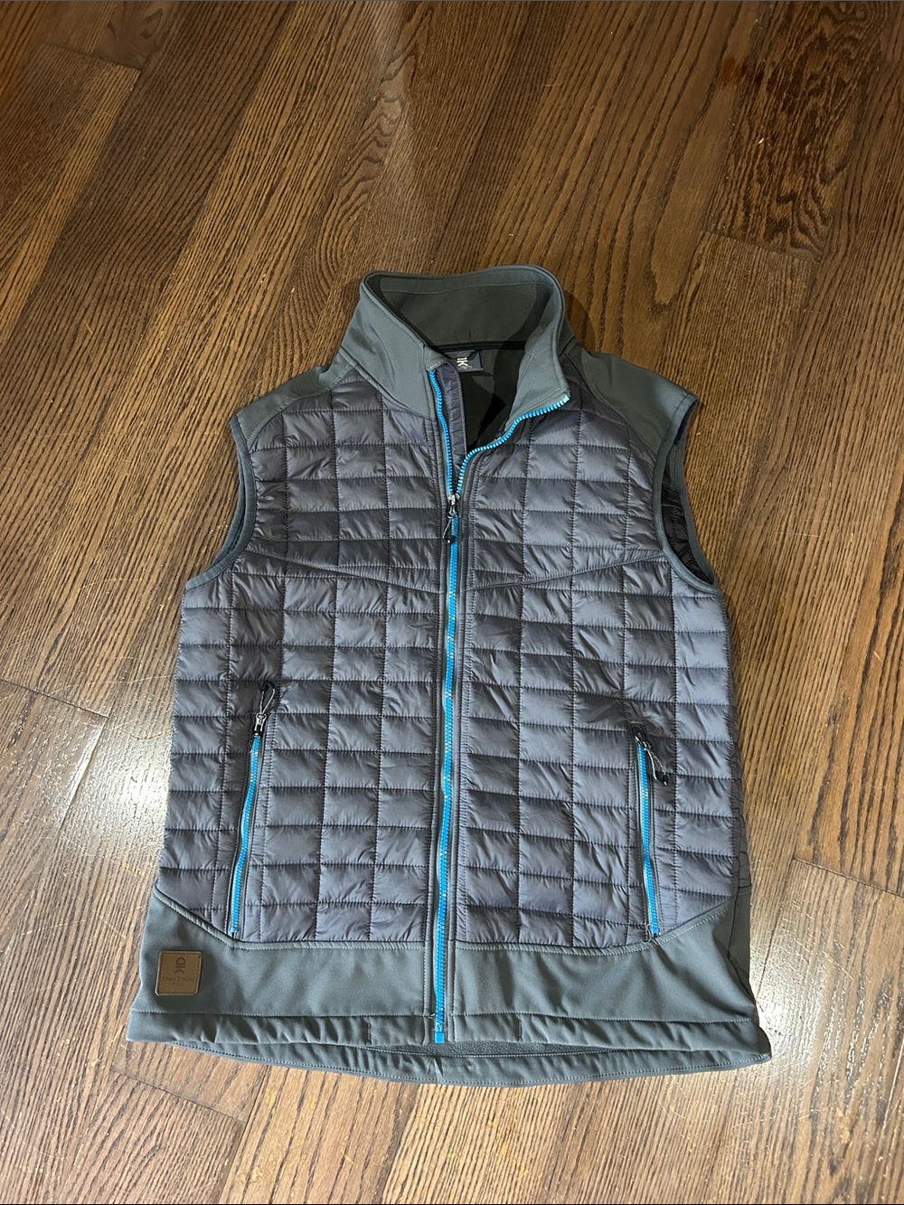 Little Donkey Andy Men's Quilted Gray Vest with Blue Zip Accents Sz m